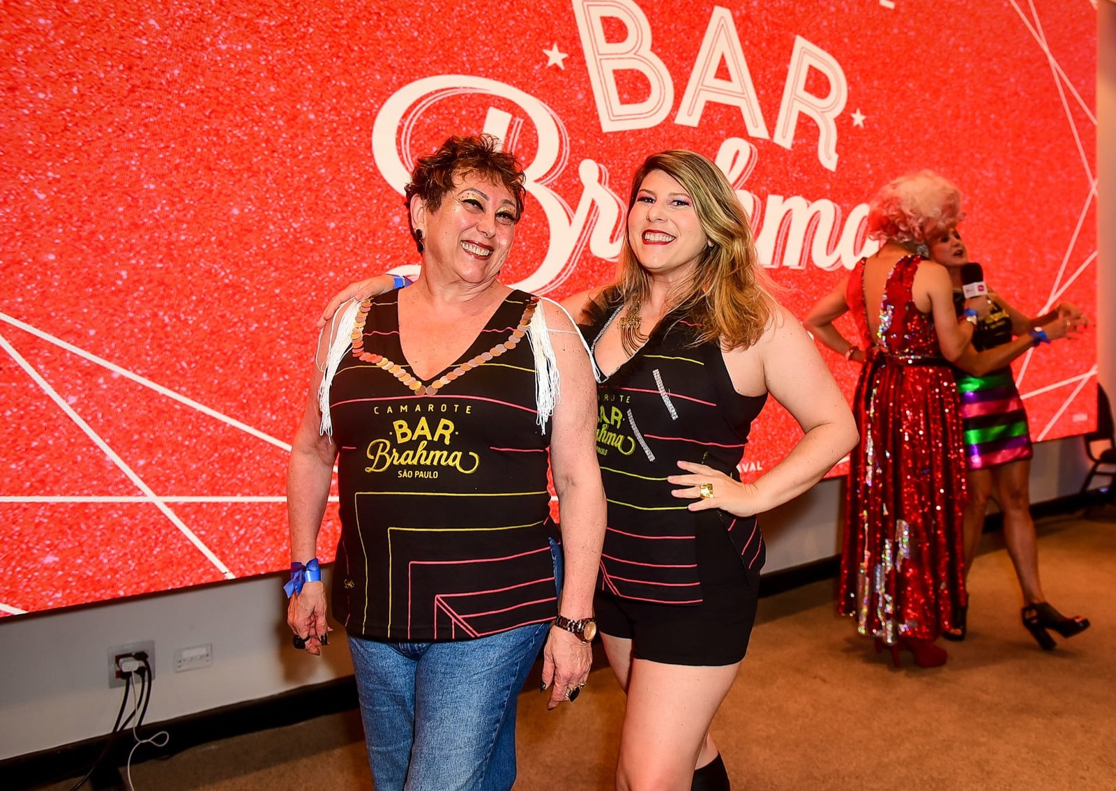 Barbara Bruno e Vanessa Goulartt prestigiam as campeãs do carnaval paulistano no Anhembi.